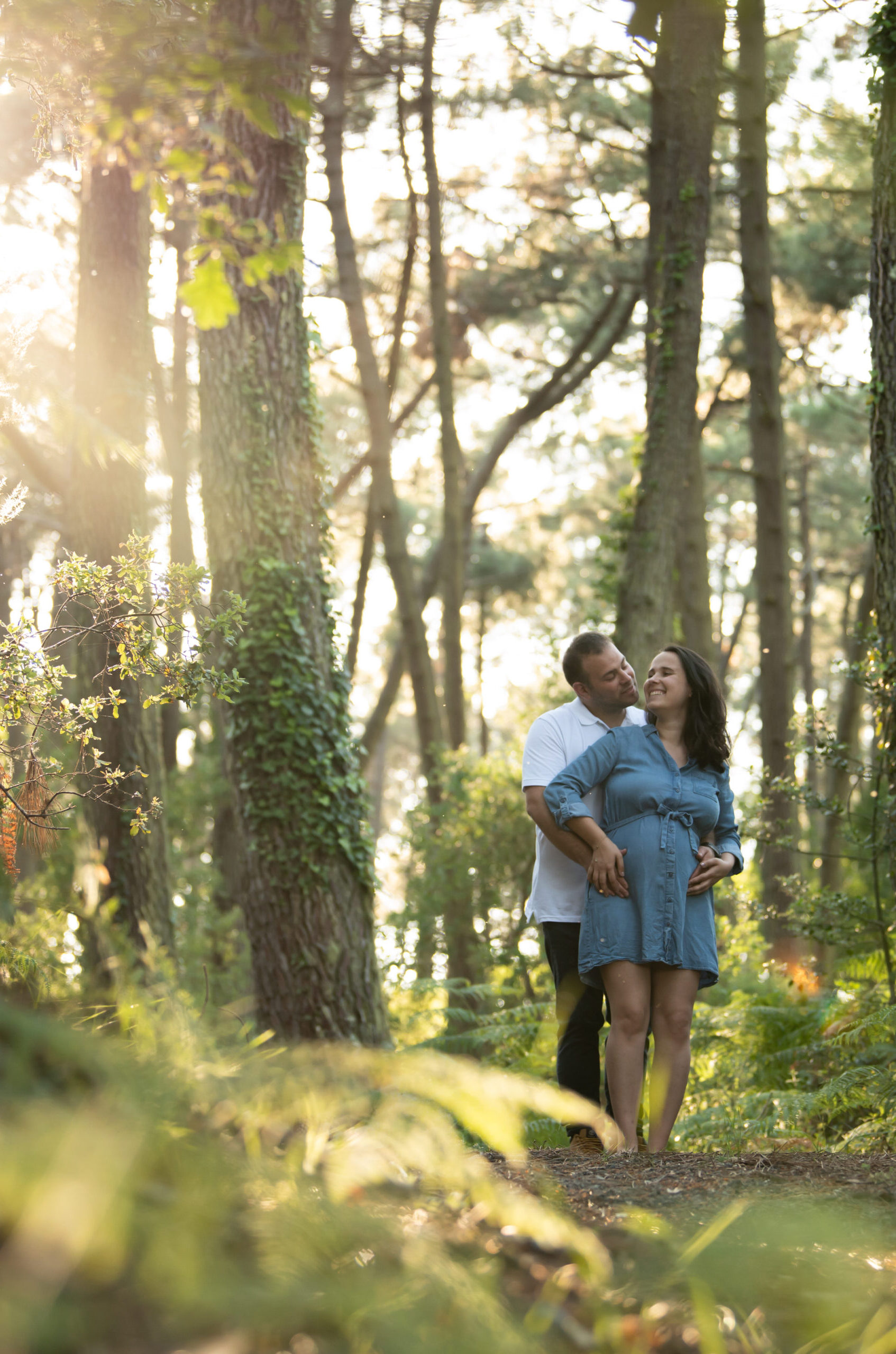 Photographe famille Allier couple se promenant en forêt lors d'une séance photo